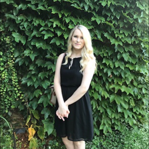 Meet your Posher, Allie! - Picture 2 of 6